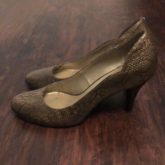 Women’s Bandolino Brown Faux Snakeskin Round Toe Pumps Size 7 - Picture 2 of 16